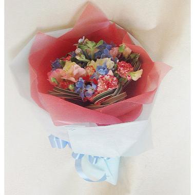 母の日プレゼントにカーネーションをあしらった花束ブーケ「愛らしいデルヒ」