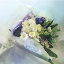 二色のトルコギキョウをあしらったお供え花束「優美の空」お盆・お彼岸のお供え花