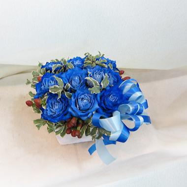 誕生日・結婚記念日に青いバラ(着色薔薇)をあしらった「ブルーアイ」フラワーアレンジメント