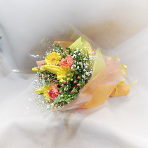 カジュアルな黄色いチューリップをあしらった花束ブーケ 歓送迎会の贈り物にも人気です
