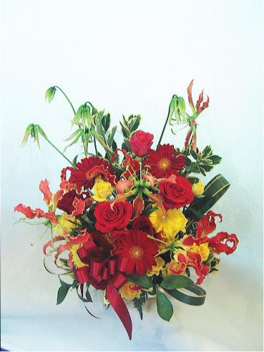 結婚祝いのプレゼントにグロリオーサのアレンジメント 燃える栄冠 結婚祝いのプレゼントにグロリオーサのアレンジメント 燃える栄冠