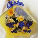送別会にも人気の青花をあしらった花束「信じあう心」