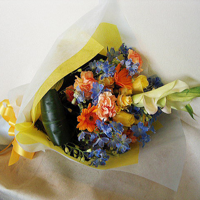 デルフィニュウムをあしらった花束 新たな思想 デルフィニュウムをあしらった花束 新たな思想