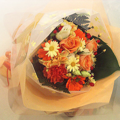 元気なオレンジ系のお花をあしらった花束ブーケ 無邪気な笑顔