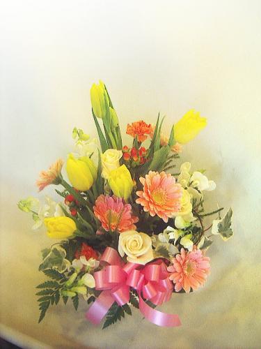 チューリップの春花イエローフラワーアレンジメント