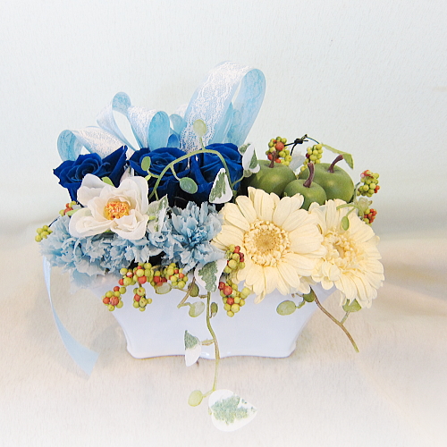 誕生日 記念日のプレゼントにオススメ 青薔薇 バラとカーネーション ガーベラをアレンジしたプリザーブドフラワー