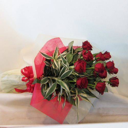 12本の赤薔薇をまとめた花束 ダーズンローズ プロポーズにオススメ