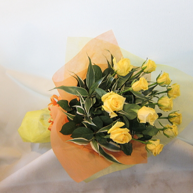 傘寿祝い　12本の黄薔薇/バラを束ねた花束「ダーズンローズ」