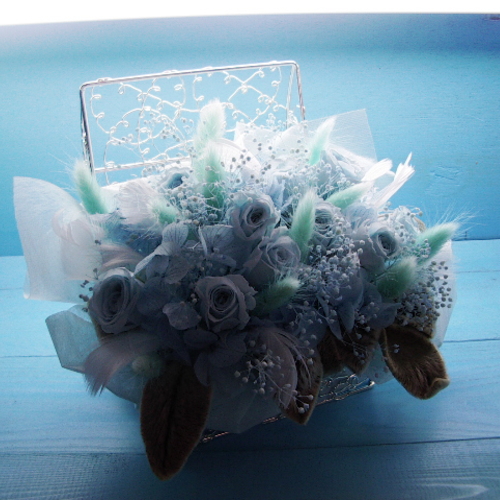 「ライトブルー薔薇のプリザーブドフラワーアレンジメント」誕生日・記念日プレゼントにオススメ!!