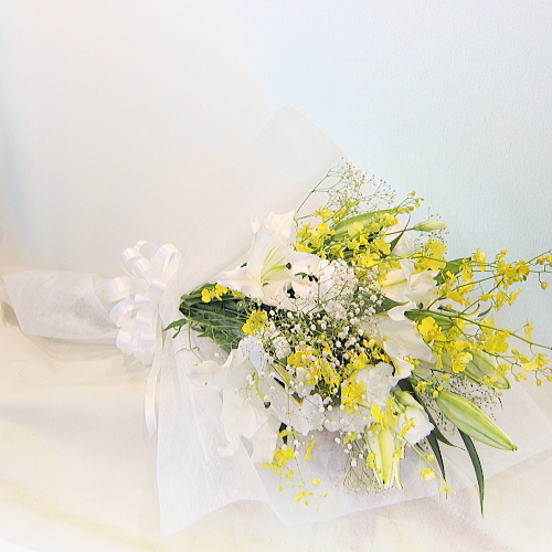 オリエンタルユリ カサブランカ とラン花 オンシジュウム を取り合わせた花束 白花と華やかな黄色の取り合わせたお供え花です 一周忌過ぎの法事 法要のお供え