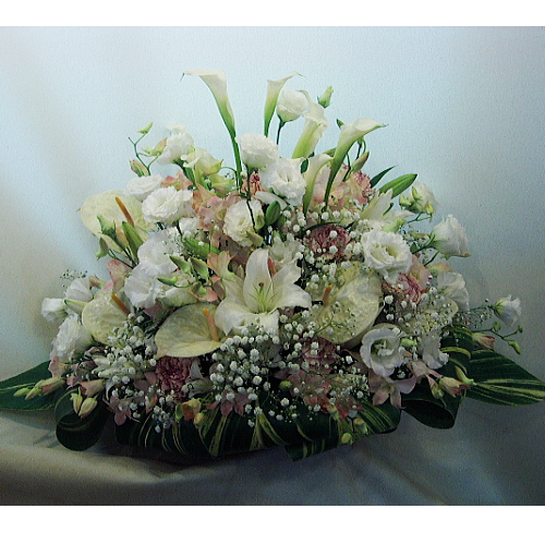追悼式の演台花にご利用になれる白花中心に仕上げたお供え花アレンジメント