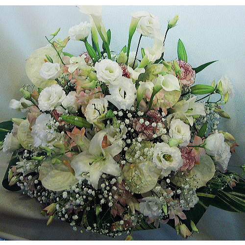 追悼式の演台花にご利用になれる白花中心に仕上げたお供え花アレンジメント