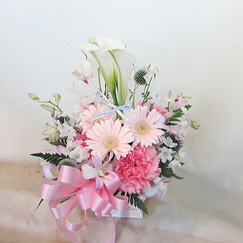 ミニカラーをあしらった「パステルピンクアレンジメント」お見舞い花にもオススメ