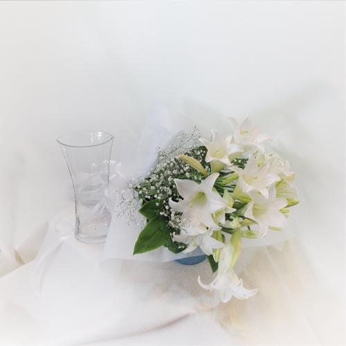 鉄砲百合 テッポウユリを取り合わせたお供え花束 花瓶もセットオススメです 49日 一周忌の法事 法要のお供え 鉄砲百合 テッポウユリを取り合わせたお供え花束 花瓶もセットオススメです 49日 一周忌の法事 法要のお供え