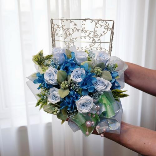 水色の薔薇のプリザーブドフラワーアレンジ「安らぎの形」