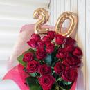 20バルーン付きの赤薔薇をあしらった花束「成人のお祝い」にもオススメ花束