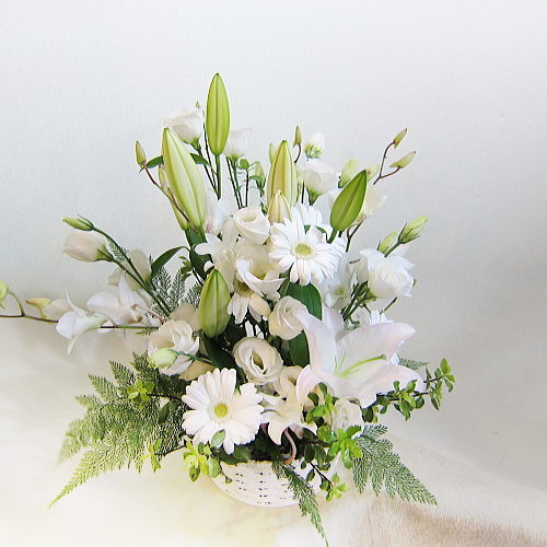 お通夜 告別式などのお悔やみ花としてお使いになれるお供え花のフラワーアレンジメント お通夜 告別式などのお悔やみ花としてお使いになれるお供え花のフラワーアレンジメント