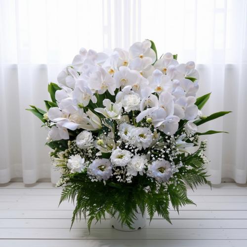胡蝶蘭をあしらったお供え花アレンジメント