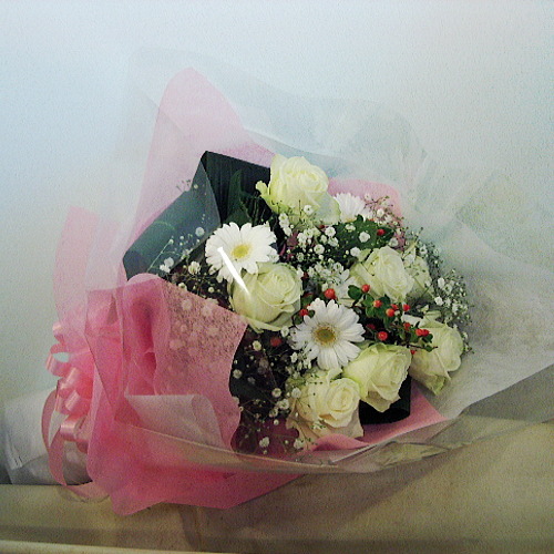 プロポーズのプレゼントにオススメ薔薇の花束 ホワイトカラーの薔薇 ガーベラをあしらった花束