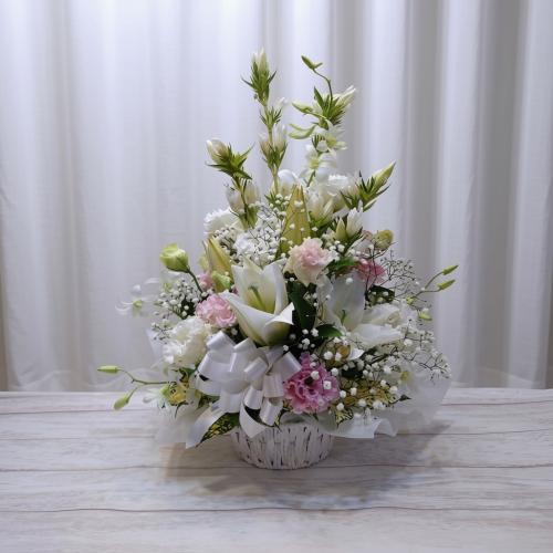 季節のお花をあしらったお供えアレンジメント/枕花・お供え花(リンドウを取り合わせ)