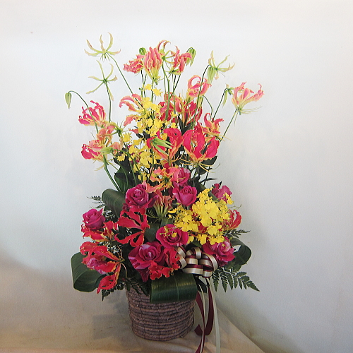 お祝い花にオススメ グロリオーサをあしったフラワーアレンジメント 栄光の輝き